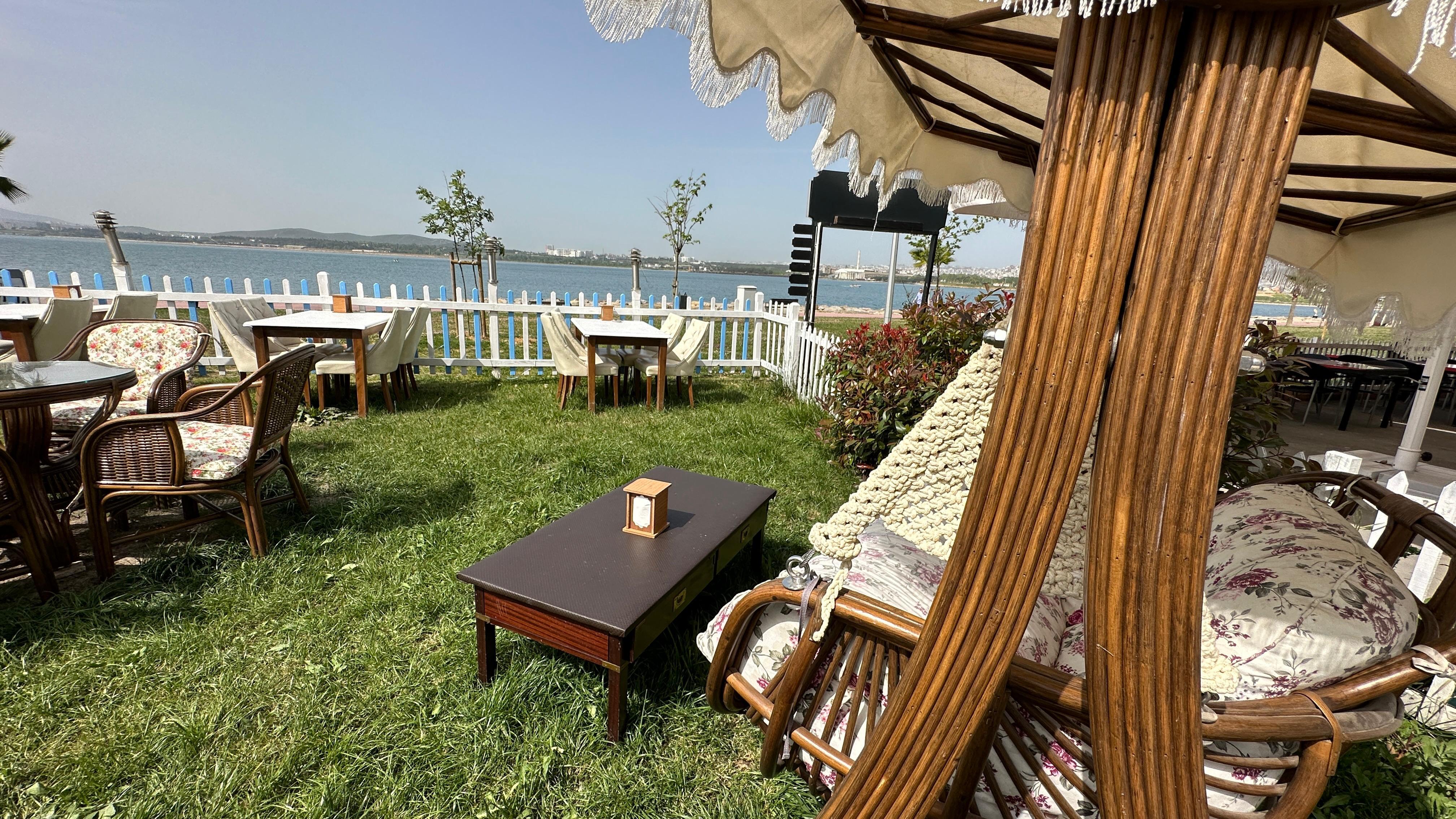 Ada Balyanoz Otel bahçesi ve deniz manzarası